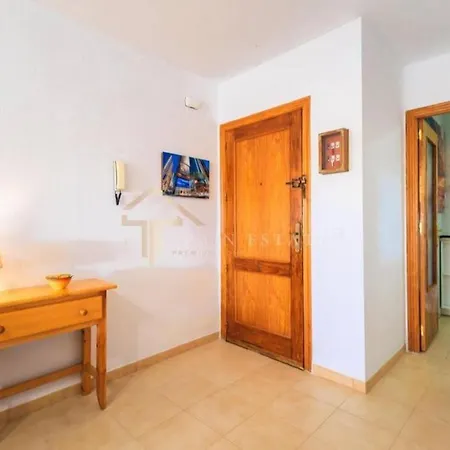 Apartamento 2 Bedroom Beautiful 300m From With Pool!