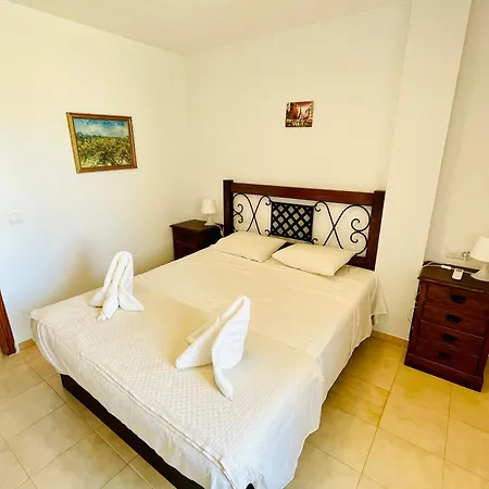 2 Bedroom Beautiful 300m From With Pool! *