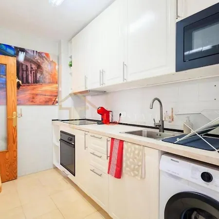 2 Bedroom Beautiful 300m From With Pool! Lejlighed Torrevieja