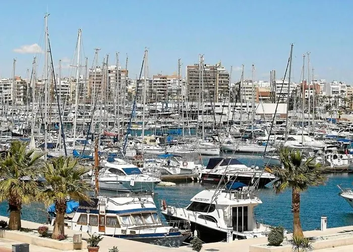 2 Bedroom Beautiful 300m From With Pool! Apartamento